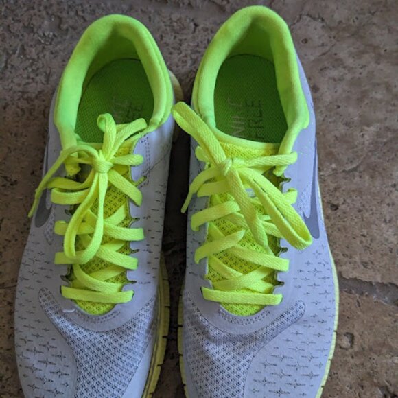 LIKE NEW Nike Shoes Womens Free 4.0 V2 Running Sneakers Neon 51152-017 SIZE 9 - Picture 2 of 3